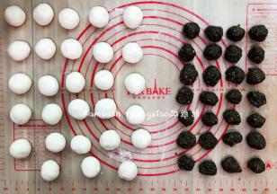 我分成了28个皮一个为16.5克，28个花生黑芝馅料一个为9克