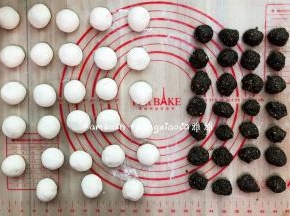 我分成了28个皮一个为16.5克，28个花生黑芝馅料一个为9克