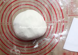 揉好的面团拿出来揉圆，称一下总量，按总量分成自己喜欢的大小挤子