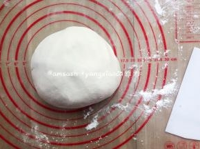 揉好的面团拿出来揉圆，称一下总量，按总量分成自己喜欢的大小挤子