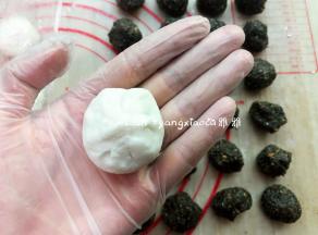 收口就跟包包子差不多，包好了的汤圆在手中搓圆，放入烤盘