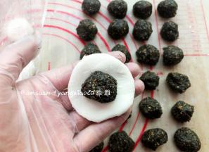 将面团轻轻按压成小碗状，一份面团包住一份内馅