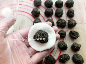 将面团轻轻按压成小碗状，一份面团包住一份内馅