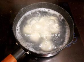 所有汤圆都包好，接下来就先煮一碗来尝尝味道，锅里加水烧开，烧开后放入汤圆，汤圆煮至浮起即可