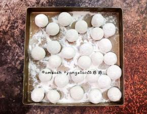 烤盘上铺上一层干糯米粉防粘，糯米粉可以不用太多