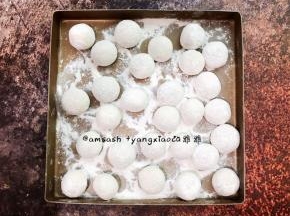 烤盘上铺上一层干糯米粉防粘，糯米粉可以不用太多