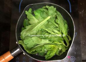 茼蒿洗干净，锅里坐水烧开，把茼蒿放进锅中烫至菜变软捞出