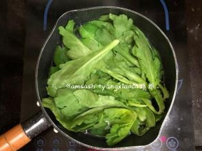 茼蒿洗干净，锅里坐水烧开，把茼蒿放进锅中烫至菜变软捞出