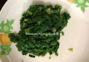 捞出来的茼蒿过一下冷水，让菜快速冷却这样菜才不会变黄，然后把菜挤干水分，之后把菜切碎