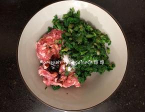 切好的菜放到碗中，把肉末也一起放到碗中，加入2勺蚝油，1勺生抽，少许盐