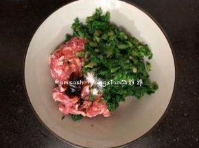 切好的菜放到碗中，把肉末也一起放到碗中，加入2勺蚝油，1勺生抽，少许盐