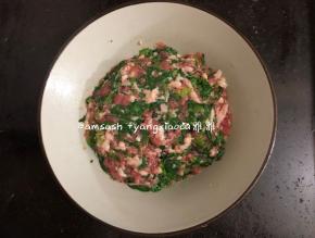 搅拌均匀，搅拌的时候顺着一个方向搅拌，这样肉馅吃起来才会有口感，放到冰箱冷藏