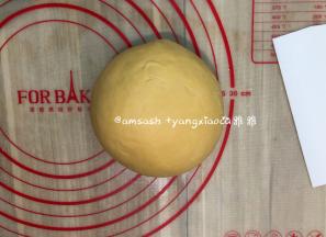 揉成光滑的面团，拿出用保鲜袋装好松弛