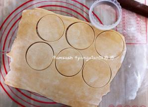 松弛好的面团擀开擀簿，然后用饺子模把面皮按压出来