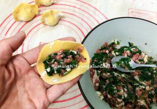 包上馅料，饺子的包法，手法可以按个人的做法来完成