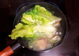 煮至饺子浮起就可以了，然后加点青菜烫至断生，一起捞出，盛在碗中