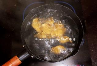 锅里坐水烧开，把饺子放入锅中