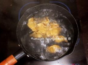 锅里坐水烧开，把饺子放入锅中