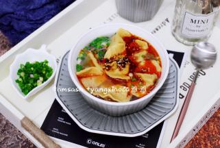 最后撒上葱花和辣椒油，这个按个人的喜好而来调整