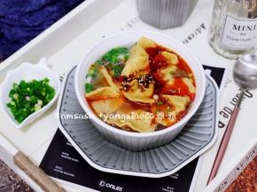 最后撒上葱花和辣椒油，这个按个人的喜好而来调整