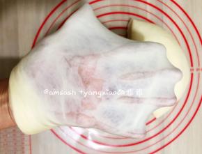 然后看一下状，揉成光滑的面团，揉至完成扩展，可拉出薄而有韧性的手套膜