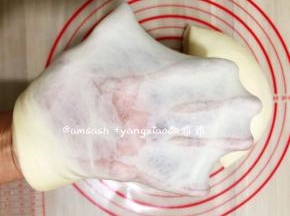 然后看一下状，揉成光滑的面团，揉至完成扩展，可拉出薄而有韧性的手套膜