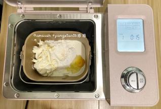 把所有材料都称好，将所有的材料都投进面包机启动和面功能先选择20分钟，实际上15分钟就达到了初步扩展