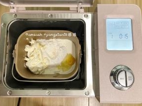 把所有材料都称好，将所有的材料都投进面包机启动和面功能先选择20分钟，实际上15分钟就达到了初步扩展