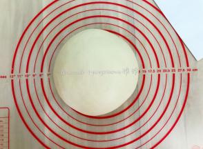 把面团揉圆放在一旁用保鲜膜盖住，松弛15分钟