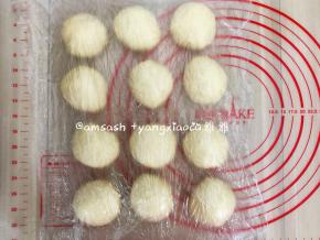 把面团分成12等份，滚圆后盖保鲜膜松弛20分钟