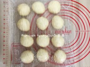 把面团分成12等份，滚圆后盖保鲜膜松弛20分钟