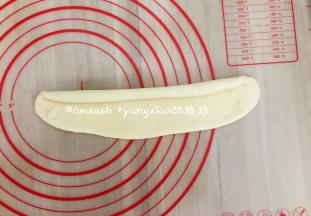 一头压薄从上往下卷，捏紧收口，搓成长条状，搓长条的状态下会回缩的话就盖上保鲜膜适当的再松弛几分钟,再搓