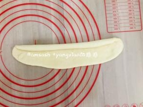 一头压薄从上往下卷，捏紧收口，搓成长条状，搓长条的状态下会回缩的话就盖上保鲜膜适当的再松弛几分钟,再搓