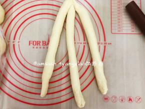 将面团依次搓成长条,每三条一组编成辫子状