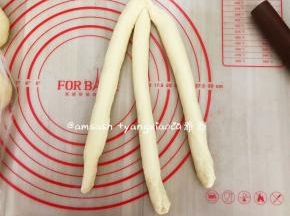 将面团依次搓成长条,每三条一组编成辫子状
