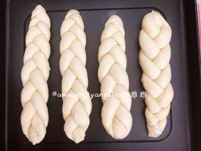 放入烤盘盖上保鲜膜，进行最后发酵