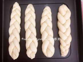 放入烤盘盖上保鲜膜，进行最后发酵