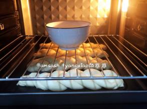 放进烤箱内发酵至1.5倍大，手指粘面粉在面团上轻摁表面可缓慢回弹