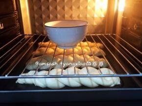 放进烤箱内发酵至1.5倍大，手指粘面粉在面团上轻摁表面可缓慢回弹