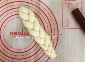 把辫子的首尾相接，捏紧，以防发酵过程面包接口处爆影响到成品外观