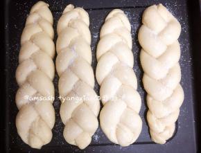 把发酵好的面包胚拿出来，往面包胚上喷上少许水，却保表面湿润就可以了，然后撒上适量的椰蓉