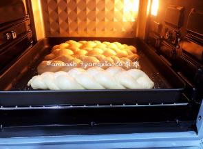 发酵好的面胚送进预热好的烤箱，上火150度下火160度，烘烤18分钟(每家烤箱温度不同，请按自家烤箱脾气调整时间与温度），为了不让顶部上色要及时盖锡纸，出炉后立刻取出放晾晒网上，还有余温时密封保存