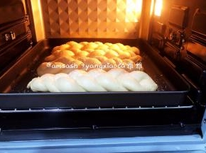 发酵好的面胚送进预热好的烤箱，上火150度下火160度，烘烤18分钟(每家烤箱温度不同，请按自家烤箱脾气调整时间与温度），为了不让顶部上色要及时盖锡纸，出炉后立刻取出放晾晒网上，还有余温时密封保存
