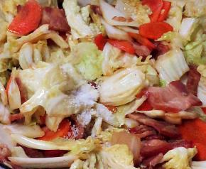 放盐调味，继续翻炒约一分钟