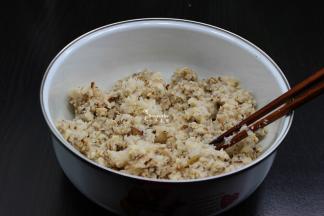 莲藕洗净去皮、香菇去蒂，洗净，放入料理机打碎；