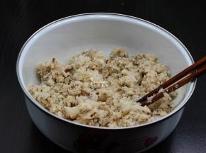 莲藕洗净去皮、香菇去蒂，洗净，放入料理机打碎；