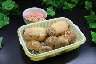 准备食材：莲藕、香菇、生粉、磷虾等食材