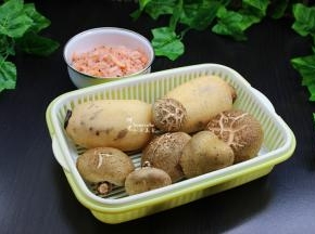 准备食材：莲藕、香菇、生粉、磷虾等食材