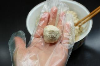 打碎的莲藕、香菇、加入生粉粉、盐、油、拌均；揉搓成光滑的丸子；