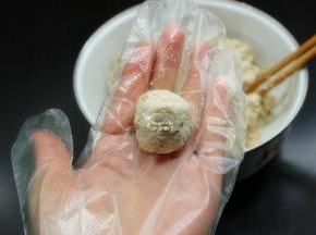 打碎的莲藕、香菇、加入生粉粉、盐、油、拌均；揉搓成光滑的丸子；